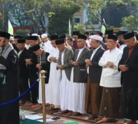 Ria Norsan melaksanakan salat Idulfitri bersama warga di Masjid Raya Mujahidin, Pontianak, (21/3/2026).