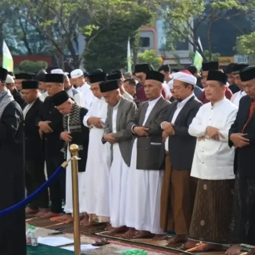 Ria Norsan melaksanakan salat Idulfitri bersama warga di Masjid Raya Mujahidin, Pontianak, (21/3/2026).