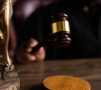 Mahkamah Tinggi Malaysia menjatuhkan vonis dua tahun penjara kepada WNI berinisial R dalam kasus penyelundupan delapan warga negara Indonesia ke Sarawak.