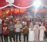 Bupati Kubu Raya Sujiwo menghadiri perayaan Imlek 2577 di Sungai Kakap usai mengikuti pawai obor Ramadan.
