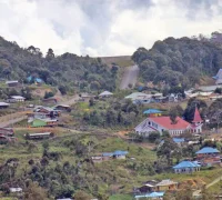 Kabupaten Intan Jaya, Papua Tengah, yang kembali menjadi sorotan setelah meninggalnya seorang ibu hamil saat terjadi kontak tembak di wilayah konflik.