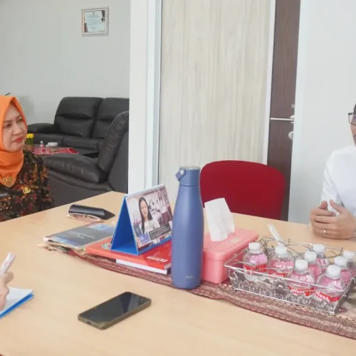 Audiensi Bapperida Kalbar bersama PT Solusi Sinergi Borneo membahas rencana internet gratis Starlite untuk sekolah dan puskesmas. (Foto: Bapperida Kalbar)