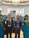 Bupati Kubu Raya Sujiwo berfoto bersama para istri camat terkait program sosial di Sungai Raya.