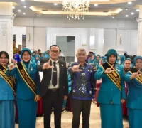 Bupati Kubu Raya Sujiwo berfoto bersama para istri camat terkait program sosial di Sungai Raya.