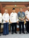 Gubernur Kalimantan Barat Ria Norsan menerima laporan kelolosan Kalbar sebagai salah satu dari 10 kandidat provinsi pada tahap wawancara Jamsostek Awards 2026 di ruang kerjanya, Pontianak.