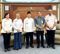 Gubernur Kalimantan Barat Ria Norsan menerima laporan kelolosan Kalbar sebagai salah satu dari 10 kandidat provinsi pada tahap wawancara Jamsostek Awards 2026 di ruang kerjanya, Pontianak.
