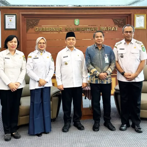 Gubernur Kalimantan Barat Ria Norsan menerima laporan kelolosan Kalbar sebagai salah satu dari 10 kandidat provinsi pada tahap wawancara Jamsostek Awards 2026 di ruang kerjanya, Pontianak.