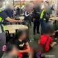 Petugas Imigrasi Johor saat menggelar operasi penertiban pendatang asing tanpa izin.