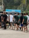 JIM Sarawak mengawal 59 WNI dari Depo Imigrasi Semuja menuju ICQS Tebedu untuk proses pemulangan ke Indonesia. (Foto: JIM Sarawak)