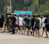 JIM Sarawak mengawal 59 WNI dari Depo Imigrasi Semuja menuju ICQS Tebedu untuk proses pemulangan ke Indonesia. (Foto: JIM Sarawak)