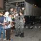 Petugas JIM Sarawak mengamankan WNI dalam operasi penguatkuasaan di Kuching, Sarawak.