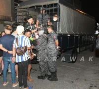 Petugas JIM Sarawak mengamankan WNI dalam operasi penguatkuasaan di Kuching, Sarawak.