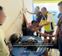 Petugas imigrasi Malaysia melakukan operasi penertiban di kawasan Miri.