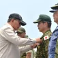 Menteri Pertahanan RI Sjafrie Sjamsoeddin saat menyerahkan Satyalancana Dharma Samudera kepada personel JDR Jepang atas misi penanganan karhutla di Kalimantan Barat. (Foto: x.com/ModJapan_en)