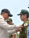 Menteri Pertahanan RI Sjafrie Sjamsoeddin saat menyerahkan Satyalancana Dharma Samudera kepada personel JDR Jepang atas misi penanganan karhutla di Kalimantan Barat. (Foto: x.com/ModJapan_en)