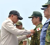 Menteri Pertahanan RI Sjafrie Sjamsoeddin saat menyerahkan Satyalancana Dharma Samudera kepada personel JDR Jepang atas misi penanganan karhutla di Kalimantan Barat. (Foto: x.com/ModJapan_en)