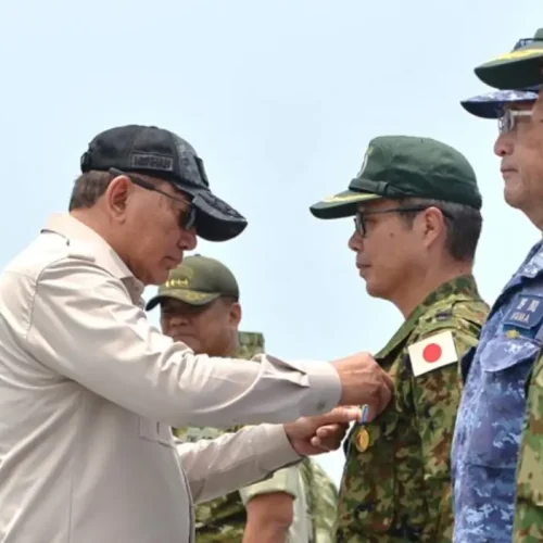 Menteri Pertahanan RI Sjafrie Sjamsoeddin saat menyerahkan Satyalancana Dharma Samudera kepada personel JDR Jepang atas misi penanganan karhutla di Kalimantan Barat. (Foto: x.com/ModJapan_en)