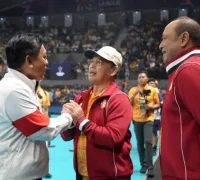 Gubernur Kalbar Ria Norsan memberikan apresiasi kepada tim Bhayangkara Presisi usai juara AVC Men’s Volleyball Champions League 2026 di Pontianak.