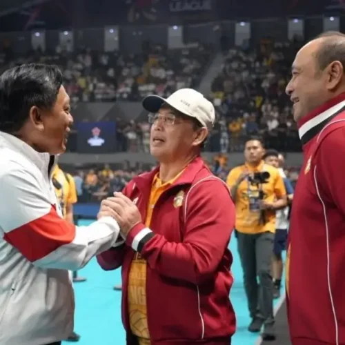 Gubernur Kalbar Ria Norsan memberikan apresiasi kepada tim Bhayangkara Presisi usai juara AVC Men’s Volleyball Champions League 2026 di Pontianak.