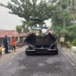 Pembangunan jalan poros Air Putih–Pinang Luar di Kecamatan Kubu, Kabupaten Kubu Raya, dilanjutkan bertahap untuk memperlancar mobilitas warga dan distribusi hasil perkebunan. (Foto: Prokopim KKR)