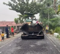 Pembangunan jalan poros Air Putih–Pinang Luar di Kecamatan Kubu, Kabupaten Kubu Raya, dilanjutkan bertahap untuk memperlancar mobilitas warga dan distribusi hasil perkebunan. (Foto: Prokopim KKR)