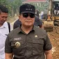 Bupati Kubu Raya Sujiwo meninjau pembangunan Jalan Kuala Dua–Sungai Asam. (Foto: Prokopim KKR)