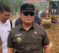 Bupati Kubu Raya Sujiwo meninjau pembangunan Jalan Kuala Dua–Sungai Asam. (Foto: Prokopim KKR)