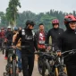 Bupati Kubu Raya Sujiwo meninjau progres pengerjaan turap di Jalan Tanjung Bayur, Desa Mekar Sari, Kecamatan Sungai Raya, saat bersepeda dari Kuala Dua menuju Terentang, Sabtu (10/10/2026). (foto: Prokopim KKR)