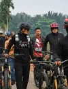 Bupati Kubu Raya Sujiwo meninjau progres pengerjaan turap di Jalan Tanjung Bayur, Desa Mekar Sari, Kecamatan Sungai Raya, saat bersepeda dari Kuala Dua menuju Terentang, Sabtu (10/10/2026). (foto: Prokopim KKR)