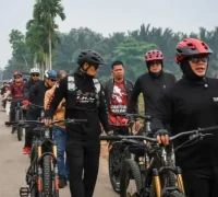Bupati Kubu Raya Sujiwo meninjau progres pengerjaan turap di Jalan Tanjung Bayur, Desa Mekar Sari, Kecamatan Sungai Raya, saat bersepeda dari Kuala Dua menuju Terentang, Sabtu (10/10/2026). (foto: Prokopim KKR)