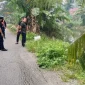 Bupati Kubu Raya Sujiwo meninjau badan Jalan Punggur-Parit Sarim yang amblas dan bergeser. (Foto: Prokopim KKR)