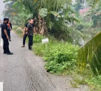 Bupati Kubu Raya Sujiwo meninjau badan Jalan Punggur-Parit Sarim yang amblas dan bergeser. (Foto: Prokopim KKR)