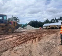 Gubernur Kalbar Ria Norsan meninjau jalan rusak parah yang menjadi prioritas perbaikan di Kalimantan Barat.