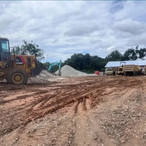 Gubernur Kalbar Ria Norsan meninjau jalan rusak parah yang menjadi prioritas perbaikan di Kalimantan Barat.