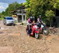 Kondisi jalan rusak di Sungai Kakap yang akan segera diperbaiki.