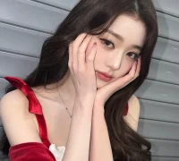 Jang Wonyoung anggota IVE.