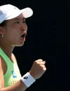 Janice Tjen merayakan kemenangan bersejarah atas Leylah Fernandez pada babak pertama Australian Open 2026 di Melbourne. (instagram.com/pepperdinewten)