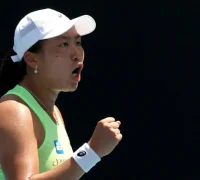 Janice Tjen merayakan kemenangan bersejarah atas Leylah Fernandez pada babak pertama Australian Open 2026 di Melbourne. (instagram.com/pepperdinewten)