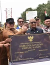 Bupati Kubu Raya Sujiwo bersama Anggota Komisi V DPR RI Syarif Abdullah Alkadrie meresmikan Jembatan Gantung Simpang Kanan untuk mempermudah akses transportasi dan mendorong pertumbuhan ekonomi warga. (Foto: Prokopim KKR)