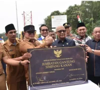 Bupati Kubu Raya Sujiwo bersama Anggota Komisi V DPR RI Syarif Abdullah Alkadrie meresmikan Jembatan Gantung Simpang Kanan untuk mempermudah akses transportasi dan mendorong pertumbuhan ekonomi warga. (Foto: Prokopim KKR)
