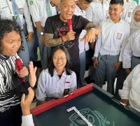 Jhon LBF bersama Marshel Widianto saat sosialisasi domino di SMA Negeri 3 Pontianak disambut antusias siswa.