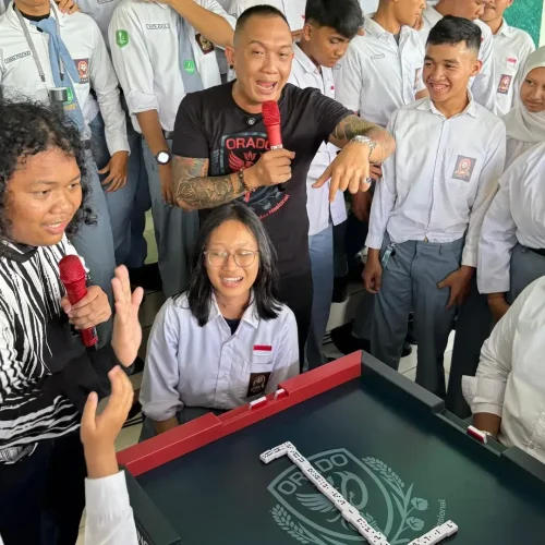 Jhon LBF bersama Marshel Widianto saat sosialisasi domino di SMA Negeri 3 Pontianak disambut antusias siswa.