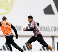 Jude Bellingham latihan bersama Real Madrid jelang Derby Madrid melawan Atletico Madrid.
