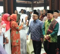 Gubernur Kalimantan Barat Ria Norsan mengukuhkan pengurus KBBI Saroha Kalbar periode 2026–2031 di Pendopo Gubernur.