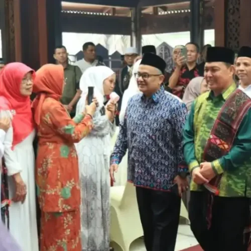 Gubernur Kalimantan Barat Ria Norsan mengukuhkan pengurus KBBI Saroha Kalbar periode 2026–2031 di Pendopo Gubernur.