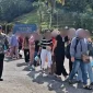 Petugas mendampingi proses deportasi 160 Pekerja Migran Indonesia dari Malaysia melalui PLBN Entikong, Kalimantan Barat.