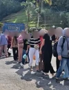 Petugas mendampingi proses deportasi 160 Pekerja Migran Indonesia dari Malaysia melalui PLBN Entikong, Kalimantan Barat.