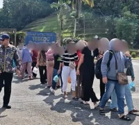 Petugas mendampingi proses deportasi 160 Pekerja Migran Indonesia dari Malaysia melalui PLBN Entikong, Kalimantan Barat.