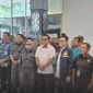 Petugas KJRI Kuching mendampingi pemulangan 51 PMI bermasalah dari Sarawak melalui PLBN Entikong di Kabupaten Sanggau.