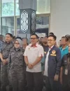 Petugas KJRI Kuching mendampingi pemulangan 51 PMI bermasalah dari Sarawak melalui PLBN Entikong di Kabupaten Sanggau.
